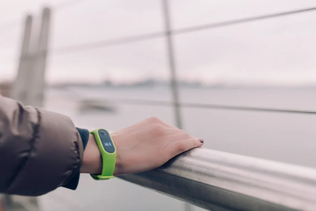 Smartband vs Smartwatch Choosing the Right Wearable for Your Lifestyle